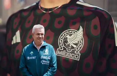 Javier Aguirre y playera de la Selección Mexicana/Foto Dónde Ir.