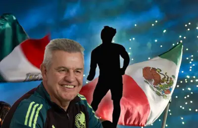 Javier Aguirre y silueta de futbolista/Foto México Desconocido.