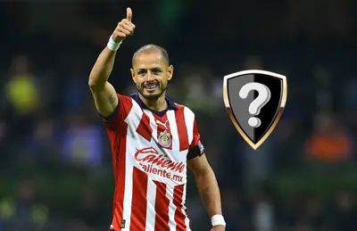 Javier Hernández alzando la mano y logo de equipo/Foto Milenio.