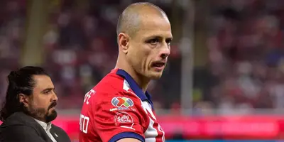 Javier Hernández en pre-partido con Chivas. Foto: Marca.