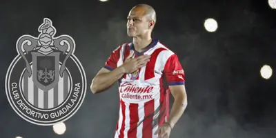 Javier Hernández en presentación con Chivas. Foto: Récord