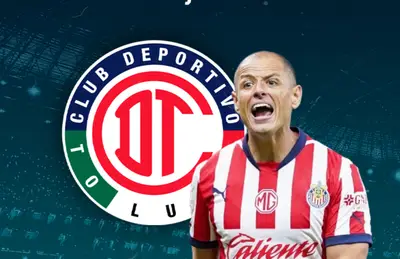 Javier Hernández gritando y escudo del Toluca/ Foto Rayados.