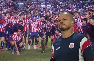 Javier Hernández guiñando y jugadores del Guadalajara/ Foto Chivas.