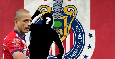 Javier Hernández junto a futbolista incógnito / FOTO FACEBOOK