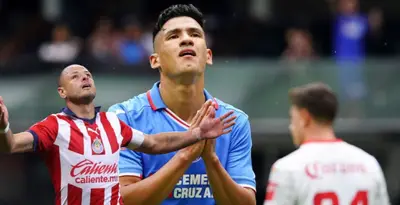 Javier Hernández junto a Uriel Antuna / FOTO SPORTING NEWS