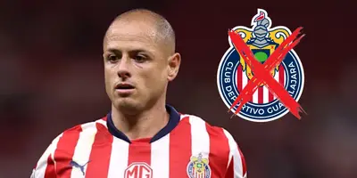 Javier Hernández junto al escudo de Chivas / FOTO 90 MIN