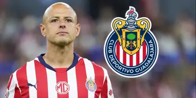 Javier Hernández junto al escudo de Chivas / FOTO EL UNIVERSAL