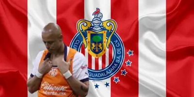 Javier Hernández junto al escudo de Chivas / FOTO RÉCORD