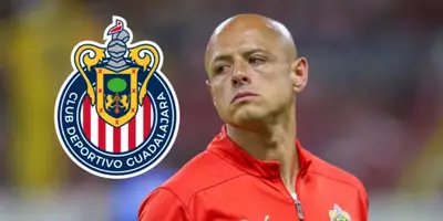 Javier Hernández junto al escudo de Chivas / FOTO TV AZTECA