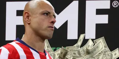 Javier Hernández junto al logo de la FMF / FOTO GOAL