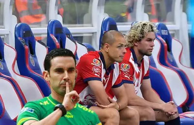 Javier Hernández sentado en la banca y César Ramos con gesto de callar/ Foto SDP Noticias.