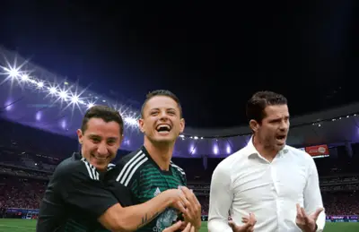 Javier Hernández y Andrés Guardado abrazados, Fernando Gago a su lado/ Foto Chivas Femenil.