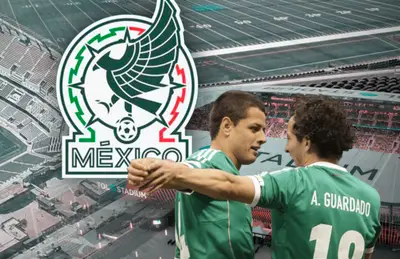 Javier Hernández y Andrés Guardado abrazados/Foto Infobae.