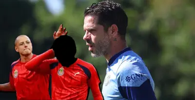 Javier Hernández y jugador incógnito junto a Fernando Gago / FOTO X