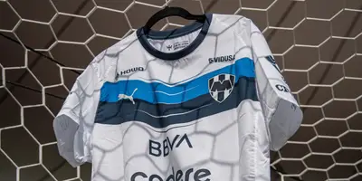 Jersey colgado en arco. Foto: Rayados