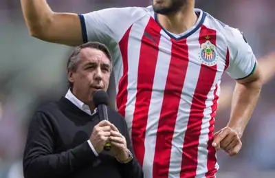 Jersey de Chivas y Emilio Azcárraga con micrófono/ Foto Azteca Deportes.