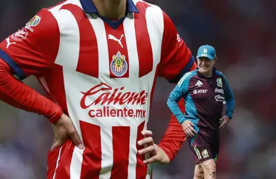 Jersey de Chivas y Javier Aguirre/Foto Sports Media.