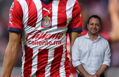 Jersey de Chivas y Santiago Baños/Foto 90min.