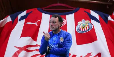 Jersey de fondo, tomado de Chivas, con Milito al frente