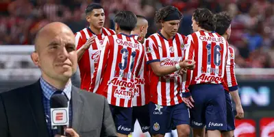 Jesús Bernal junto a futbolistas de Chivas / FOTO X
