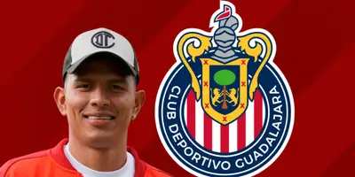 Jesús Gallardo junto al escudo de Chivas / FOTO JUAN FÚTBOL