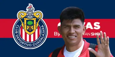 Jesús Gallardo junto al escudo de Chivas / FOTO TOLUCA FC
