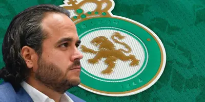 Jesús Martínez Munguía junto al escudo del León / FOTO ABC NOTICIAS