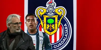 Jesús Martínez y Érick Sánchez junto al escudo de Chivas / FOTO X