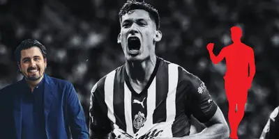 Jesús Orozco celebrando mostrando escudo de Chivas. Foto: Mediotiempo