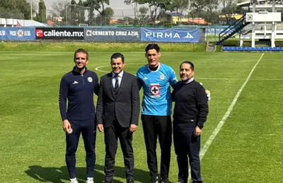 Jesús Orozco Chiquete, Iván Alonso y directivos de Cruz Azul/ Foto TVC Deportes.