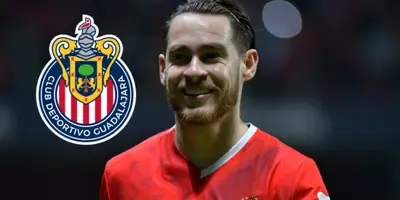 Jesús Ricardo Angulo junto al escudo de Chivas / FOTO TOLUCA