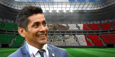 Jorge Campos junto a bandera mexicana / FOTO SPORTS MEDIA