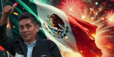 Jorge Campos junto a la bandera de México / FOTO MEXSPORT