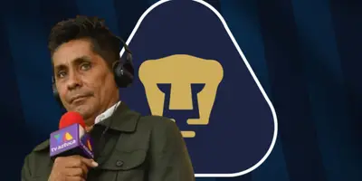 Jorge Campos junto al escudo de Pumas / FOTO DE10SPORTS