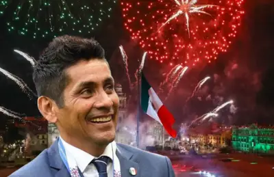 Jorge Campos sonriendo entre fuegos artificiales/Foto El Informador.
