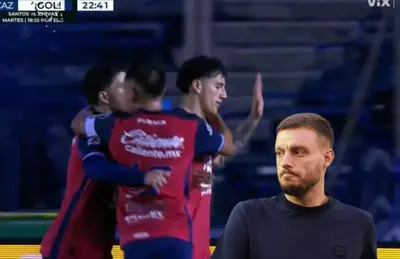 Jorge Sánchez celebrando y Martín Anselmi/ Foto TUDN.