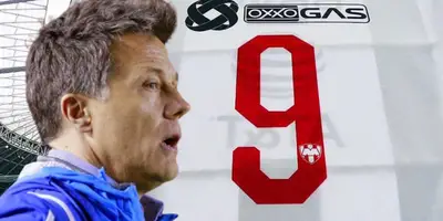 José Antonio Noriega junto a jersey de Rayados / FOTO ABC NOTICIAS