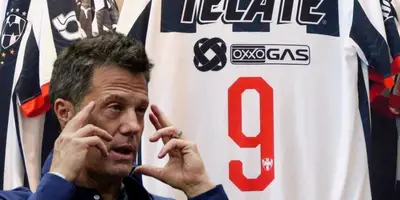 José Antonio Noriega junto a jersey de Rayados / FOTO MARCA