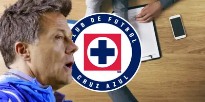 José Antonio Noriega junto al escudo de Cruz Azul / FOTO ABC NOTICIAS