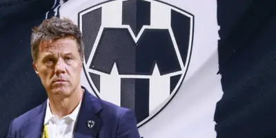 José Antonio Noriega junto al escudo de Rayados / FOTO ABC DEPORTES