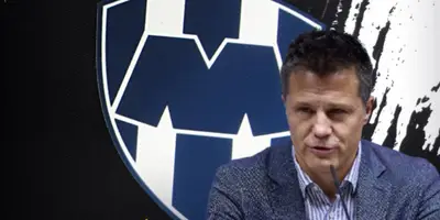 José Antonio Noriega junto al escudo de Rayados / FOTO ESTO