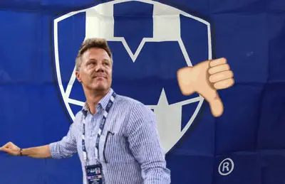 José Antonio Noriega riendo y emoji de mano con pulgar abajo/Foto Amazon.