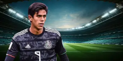 José Juan Macías junto a cancha de fútbol / FOTO TV AZTECA