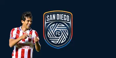 José Juan Macías junto al escudo de San Diego / FOTO ESPN
