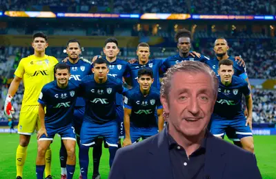 Josep Pedrerol y jugadores del Pachuca posando/ Foto Sopitas.