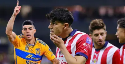 Juan Brunetta junto a jugadores de Chivas / FOTO MEXSPORT