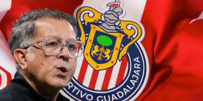 Juan Carlos Osorio junto al escudo de Chivas / FOTO POSTA DEPORTES