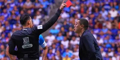 Juárez siendo expulsado. Foto: El Universal