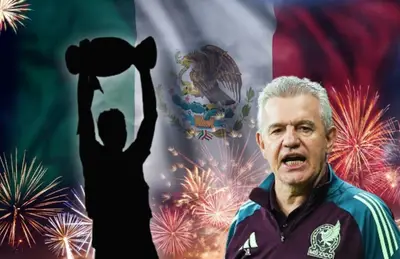 Jugador alzando trofeo en forma de silueta y Javier Aguirre/Foto Villa del Palmar Loreto.