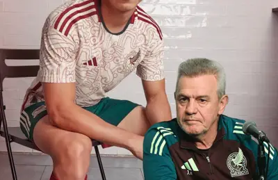 Jugador de la Selección Mexicana sentado y Javier Aguirre/Foto Publimetro.